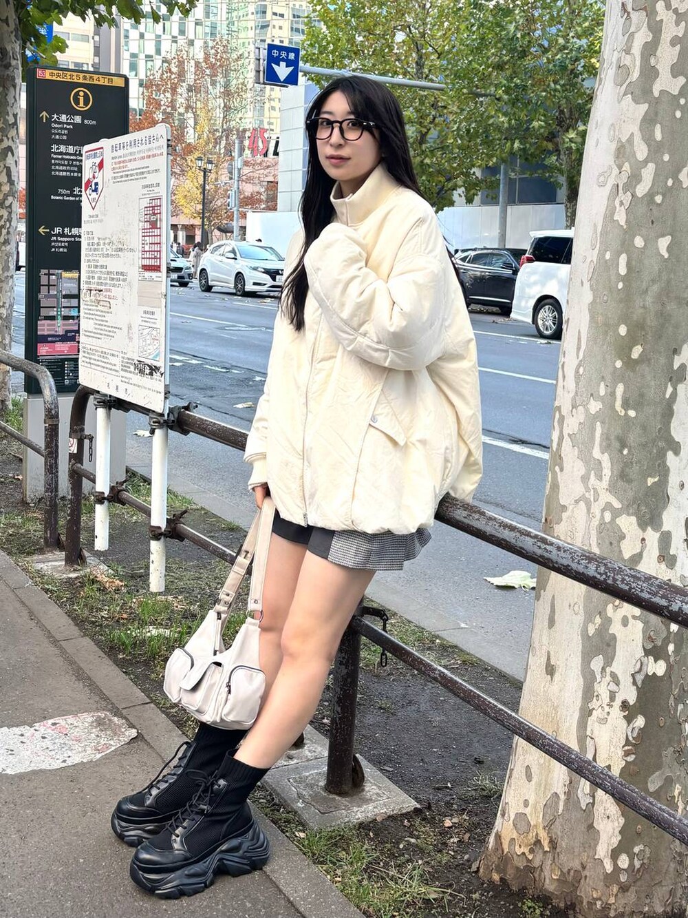 「高身長、体型カバー、着痩せ・細見え、モード、ストリート、カジュアル、PAGEBOY、PBLIM、骨格ウェーブ_PAGEBOY、エレガント_PAGEBOY、ニット、アウター、ブルゾン、冬コーデ、冬アウター」｜「PAGEBOYのレースアップソックスブーツ（ブーツ、ブラック系）」を使った、ロビンさん（レディース・169cm）の秋コーディネートの6枚目の写真