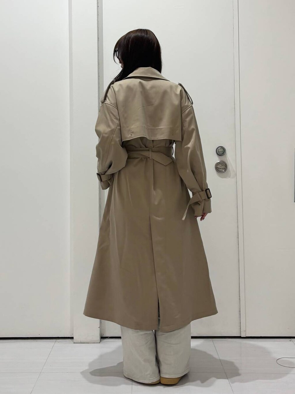 「おでかけ、入学式・卒業式、高身長、体型カバー、着痩せ・細見え、春コーデ、モード、ストリート、カジュアル、PAGEBOY、骨格ウェーブ_PAGEBOY、エレガント_PAGEBOY、コート、トレンチコート、春アウター」｜「PAGEBOYのクラシックデニムパンツ（デニムパンツ、グレー系）」を使った、ロビンさん（レディース・169cm）の春コーディネートの8枚目の写真