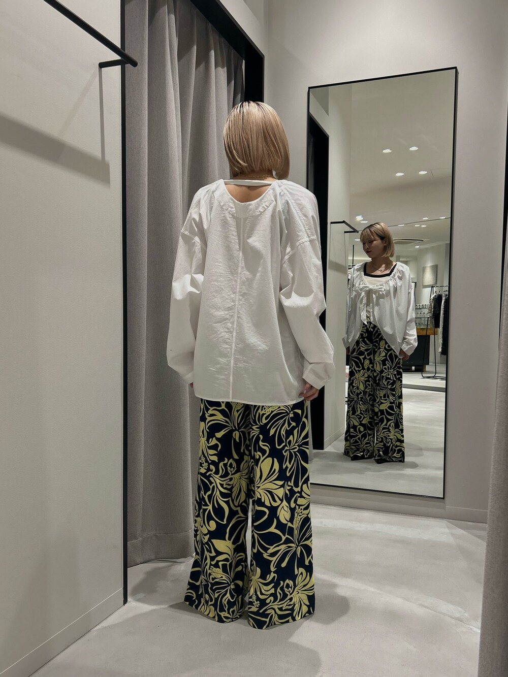 ホワイト系のキャミソール、ブルー系のその他パンツ、ホワイト系のその他トップスを着用したレディースの春コーディネートの3枚目の写真