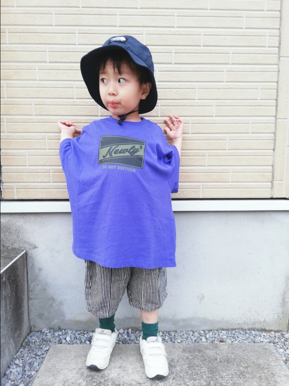 パープル系のTシャツ/カットソー、その他のデニムパンツ、ホワイト系のスニーカーを着用したキッズの夏コーディネートの3枚目の写真