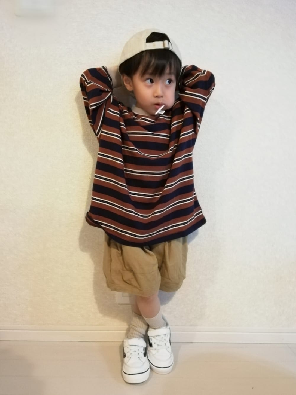 ブルー系のTシャツ/カットソー、ベージュ系のその他パンツ、ホワイト系のスニーカーを着用したキッズの秋コーディネートの3枚目の写真