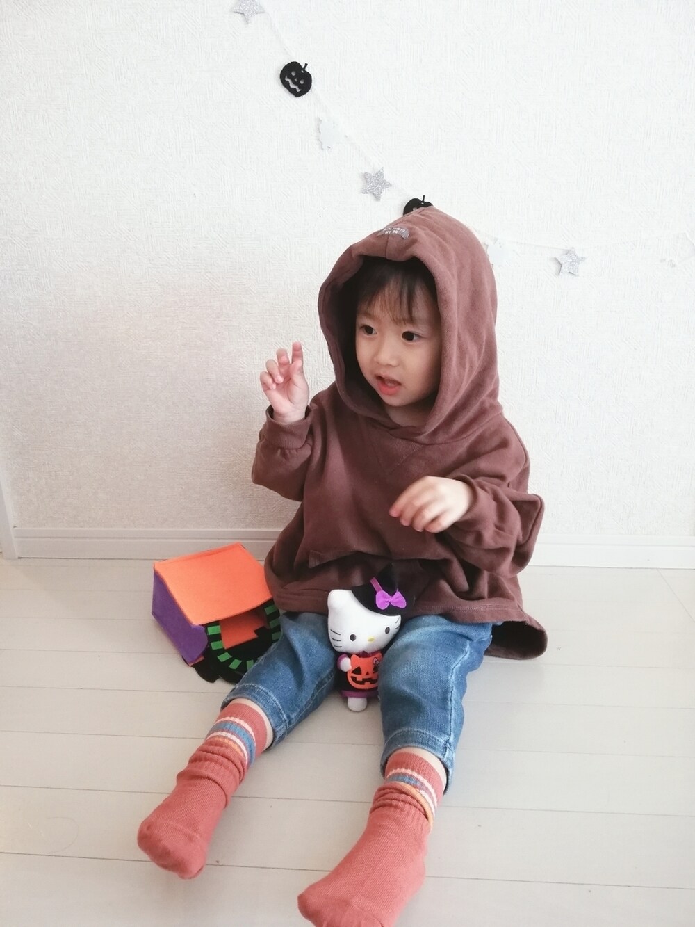 ブラウン系のパーカー、ブルー系のデニムパンツ、ブラウン系のソックス/靴下を着用したキッズの秋コーディネートの4枚目の写真