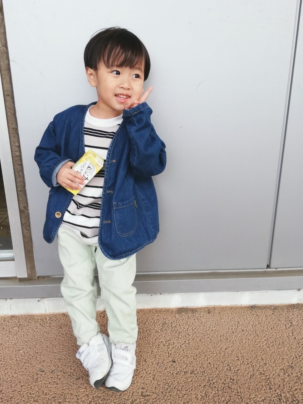 グレー系のTシャツ/カットソー、ブルー系のデニムジャケット、グリーン系のその他パンツを着用したキッズの春コーディネートの2枚目の写真