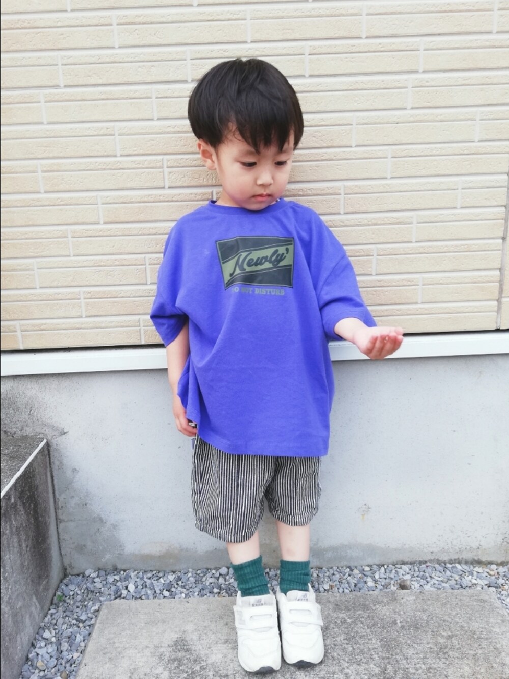 パープル系のTシャツ/カットソー、その他のデニムパンツ、ホワイト系のスニーカーを着用したキッズの夏コーディネートの2枚目の写真
