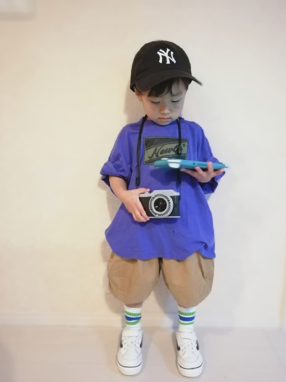 パープル系のTシャツ/カットソー、ベージュ系のその他パンツ、ホワイト系のスニーカーを着用したキッズの夏コーディネートの3枚目の写真