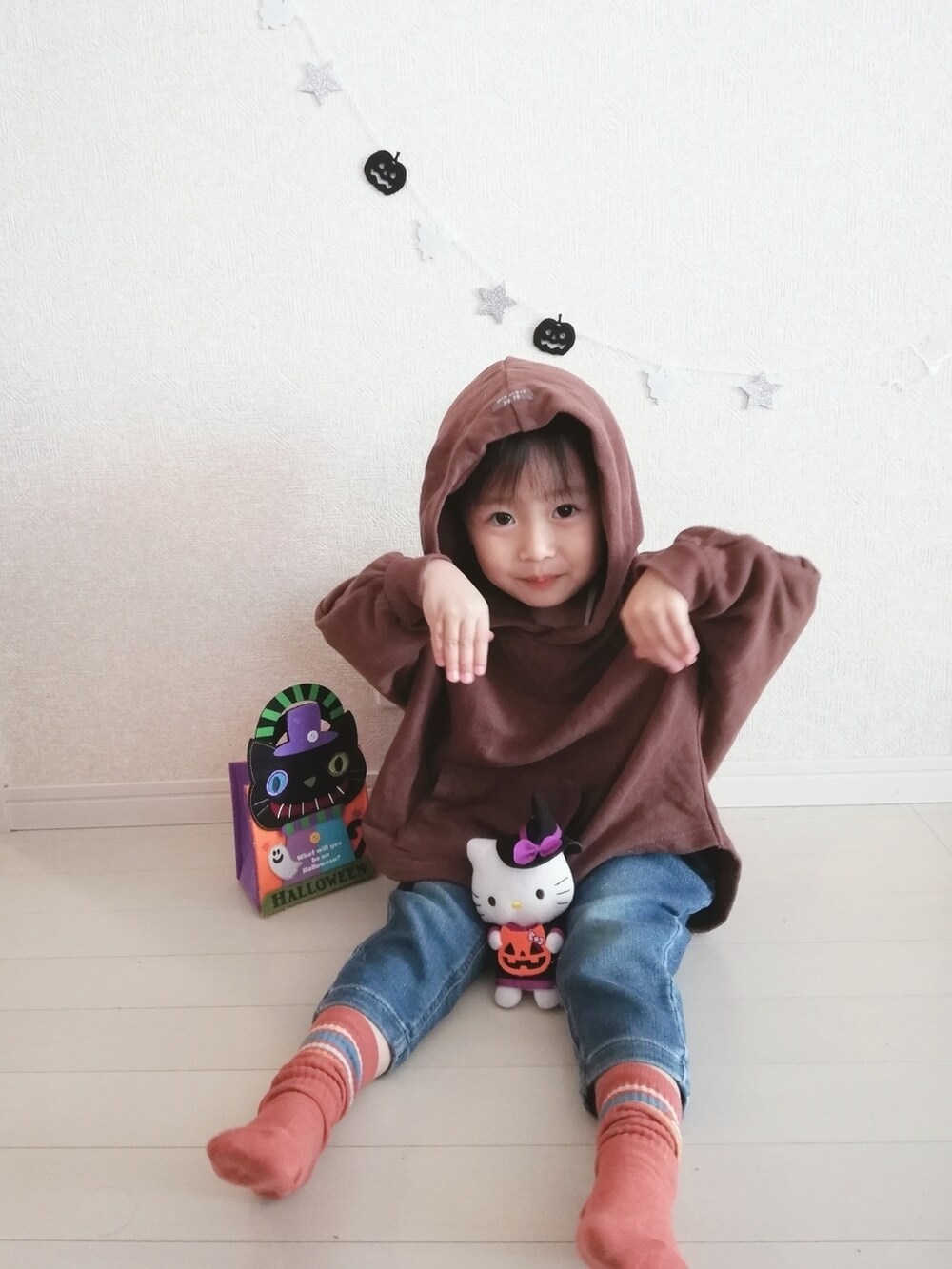 ブラウン系のパーカー、ブルー系のデニムパンツ、ブラウン系のソックス/靴下を着用したキッズの秋コーディネートの2枚目の写真