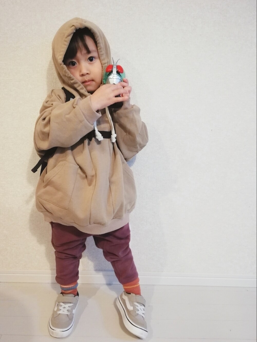 ベージュ系のパーカー、レッド系のその他パンツ、ベージュ系のスニーカーを着用したキッズの冬コーディネートの2枚目の写真