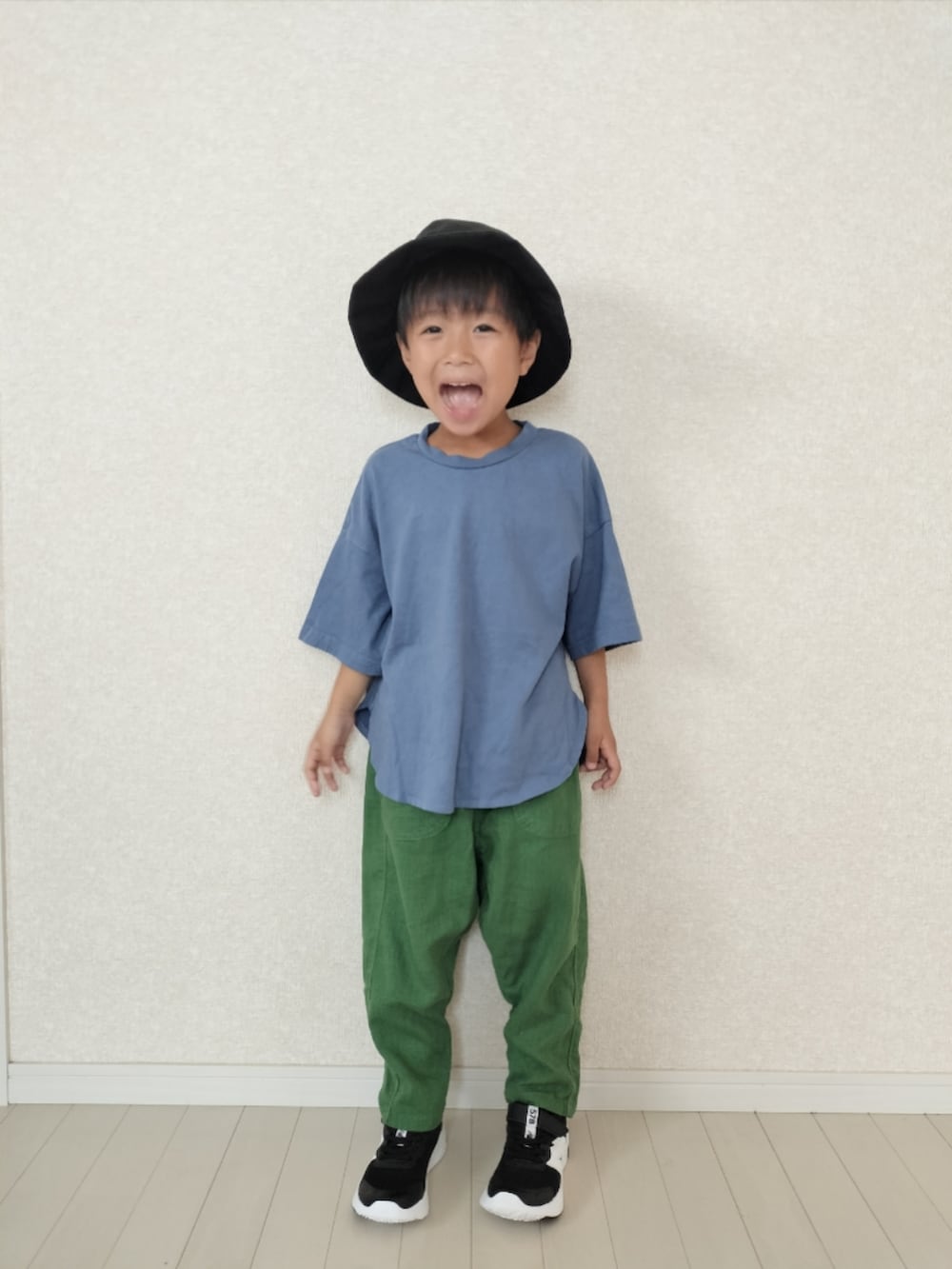 ブルー系のTシャツ/カットソー、グリーン系のその他パンツ、ブラック系のスニーカーを着用したキッズの夏コーディネートの2枚目の写真