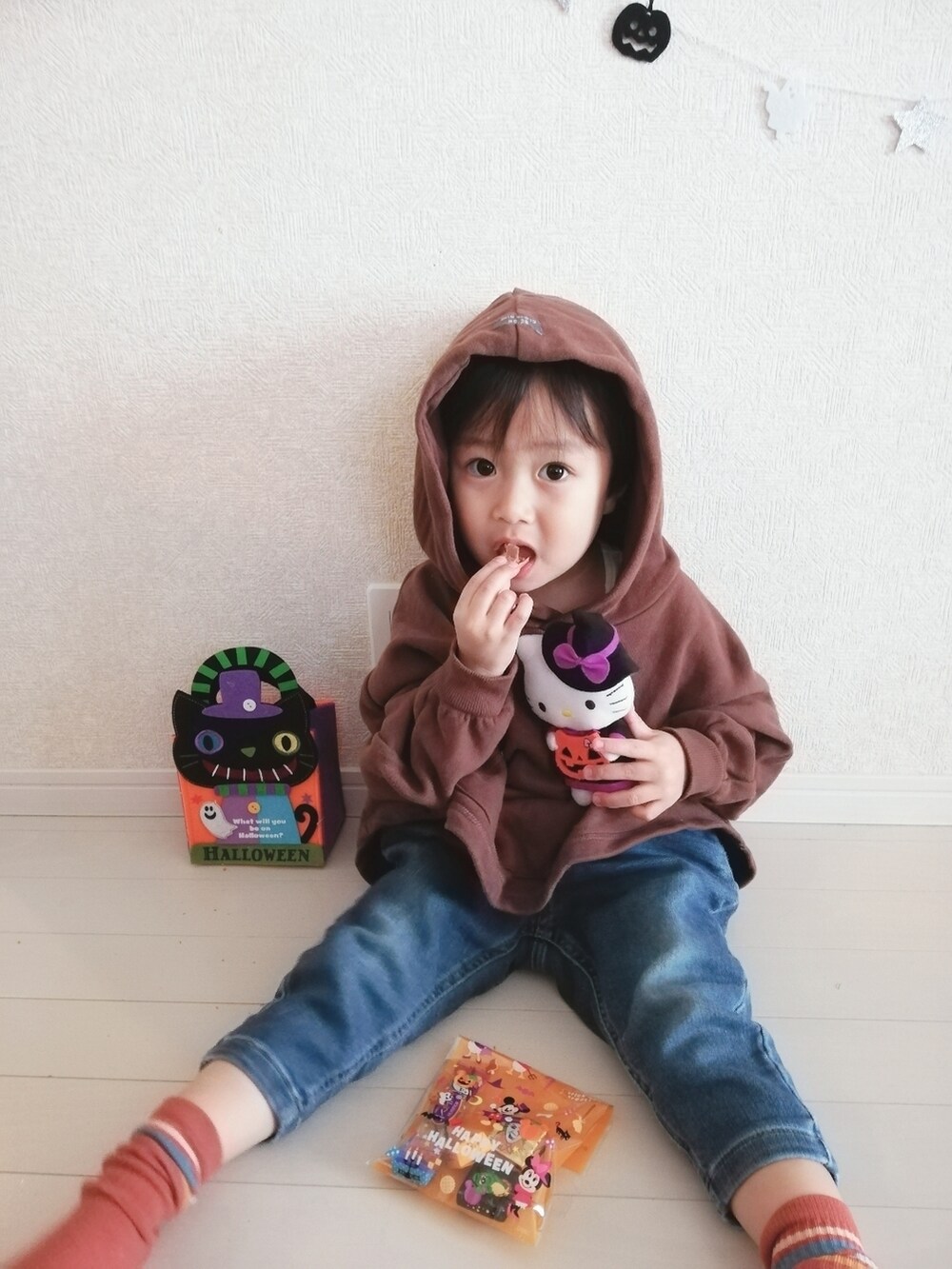 ブラウン系のパーカー、ブルー系のデニムパンツ、ブラウン系のソックス/靴下を着用したキッズの秋コーディネートの5枚目の写真