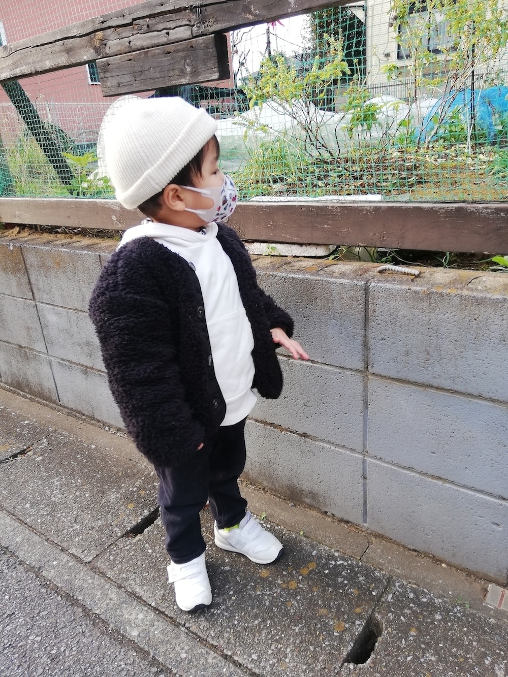 ブラック系のブルゾン、ホワイト系のパーカー、ブラック系のシャツ/ブラウスを着用したキッズの冬コーディネートの4枚目の写真