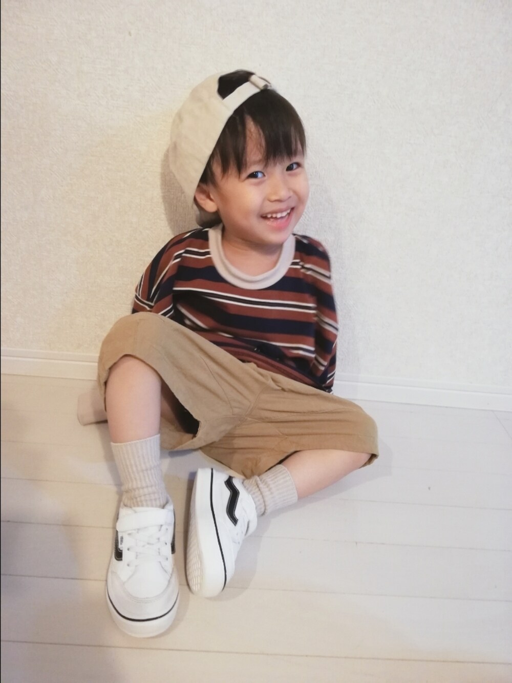 ブルー系のTシャツ/カットソー、ベージュ系のその他パンツ、ホワイト系のスニーカーを着用したキッズの秋コーディネートの4枚目の写真