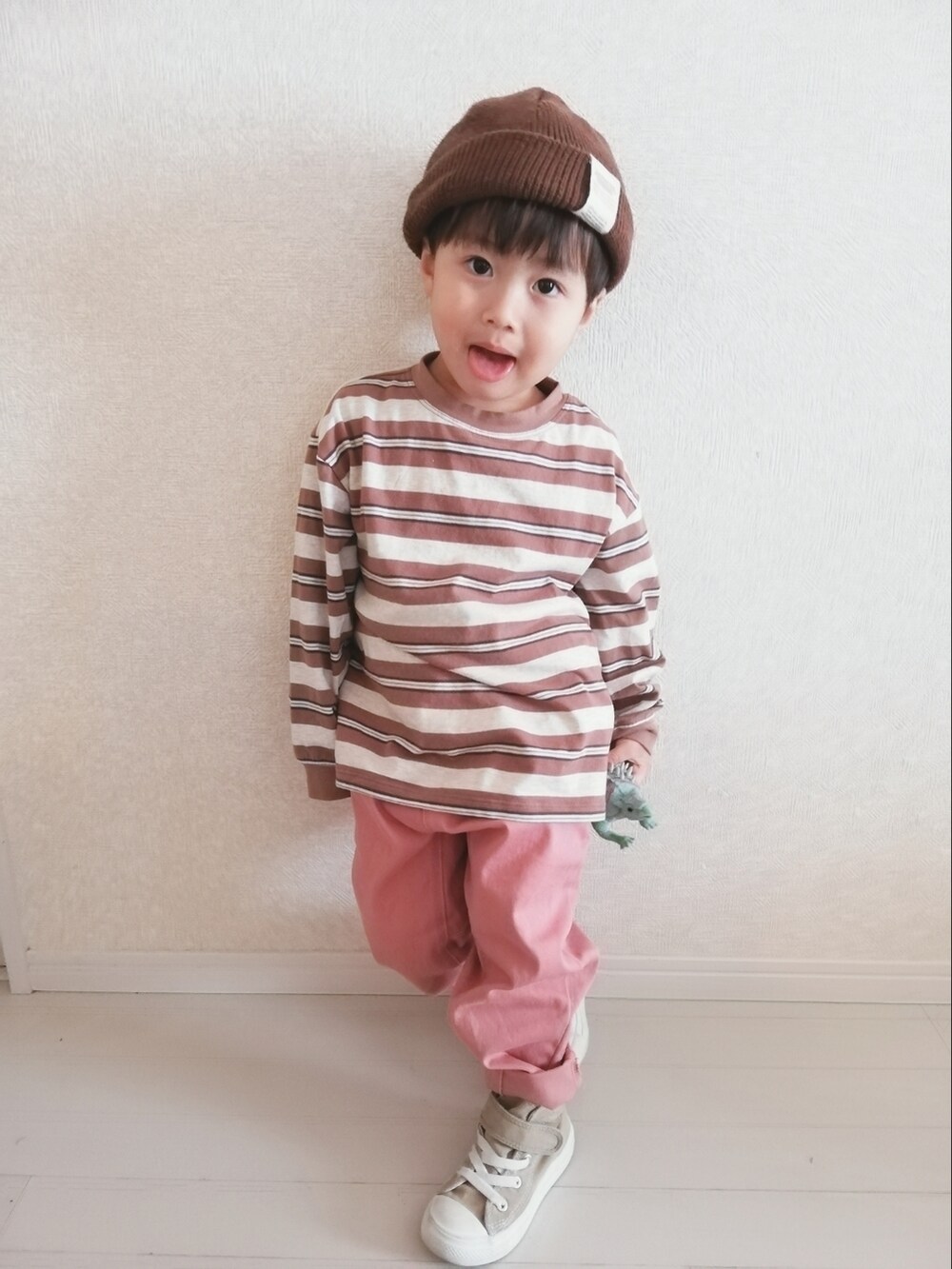 ベージュ系のTシャツ/カットソー、ピンク系のチノパンツ、ベージュ系のスニーカーを着用したキッズの冬コーディネートの4枚目の写真