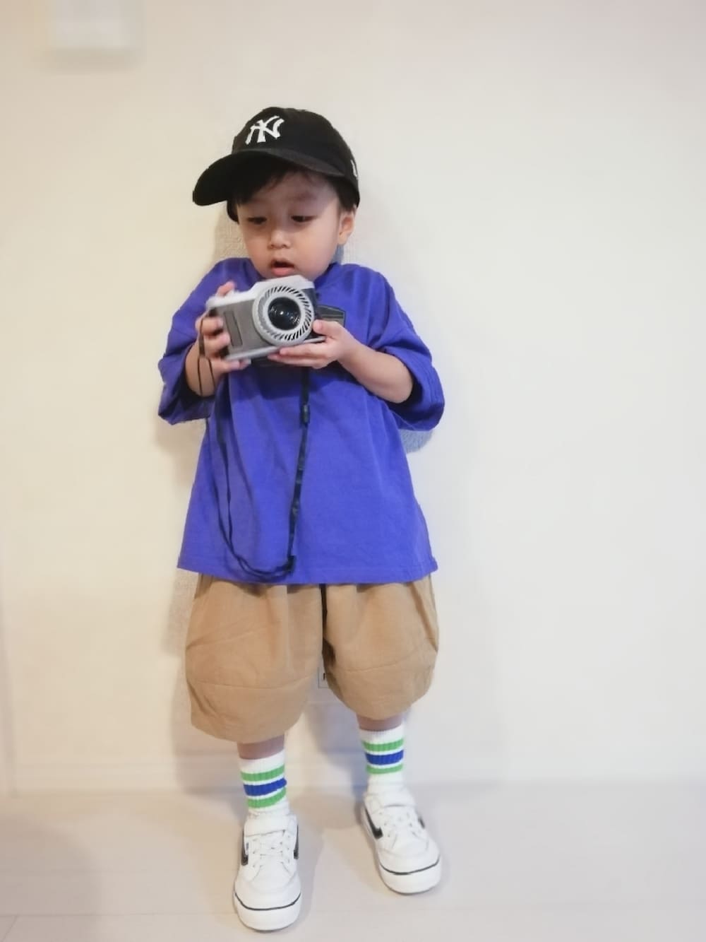 パープル系のTシャツ/カットソー、ベージュ系のその他パンツ、ホワイト系のスニーカーを着用したキッズの夏コーディネートの2枚目の写真