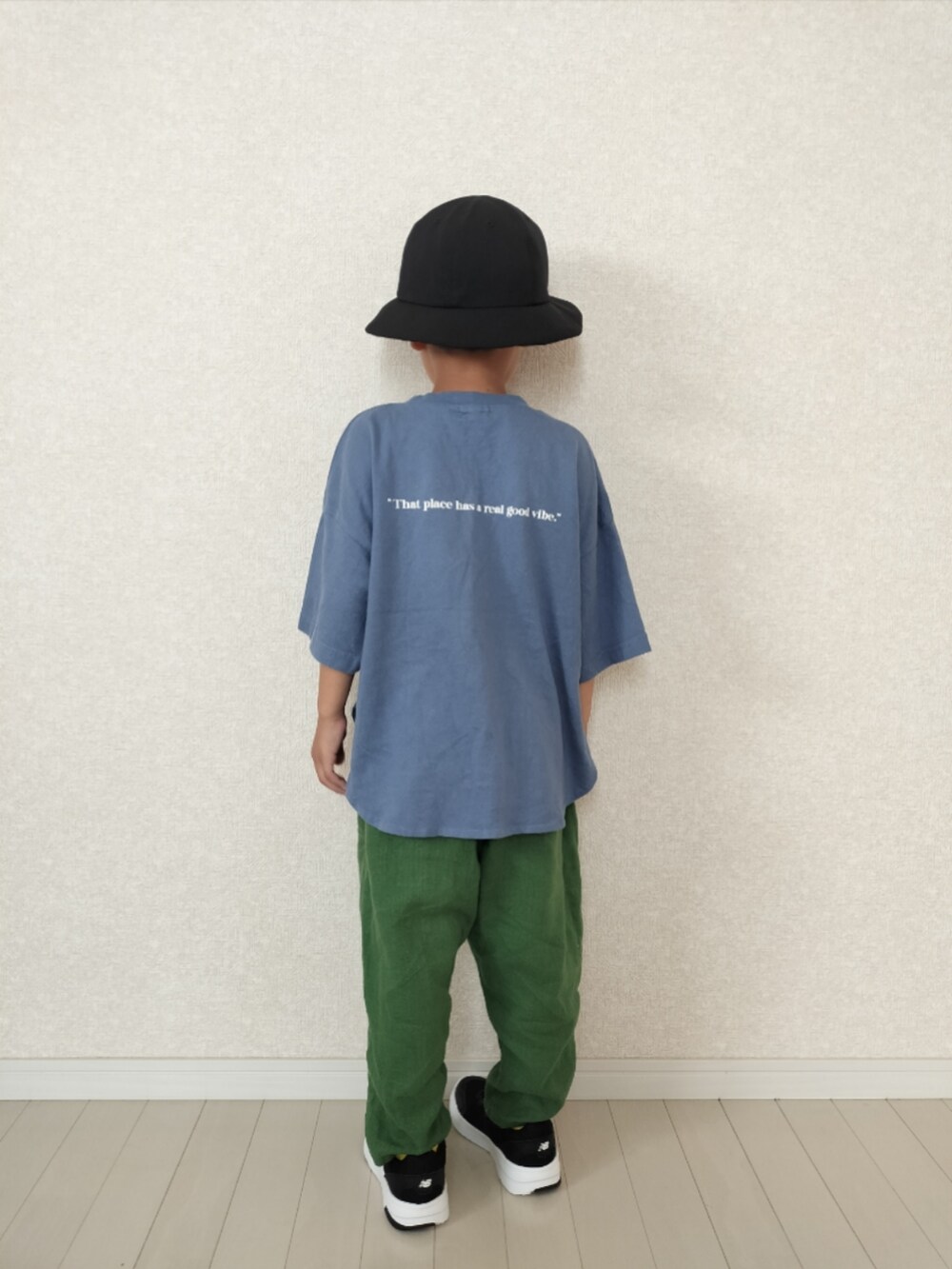 ブルー系のTシャツ/カットソー、グリーン系のその他パンツ、ブラック系のスニーカーを着用したキッズの夏コーディネートの4枚目の写真