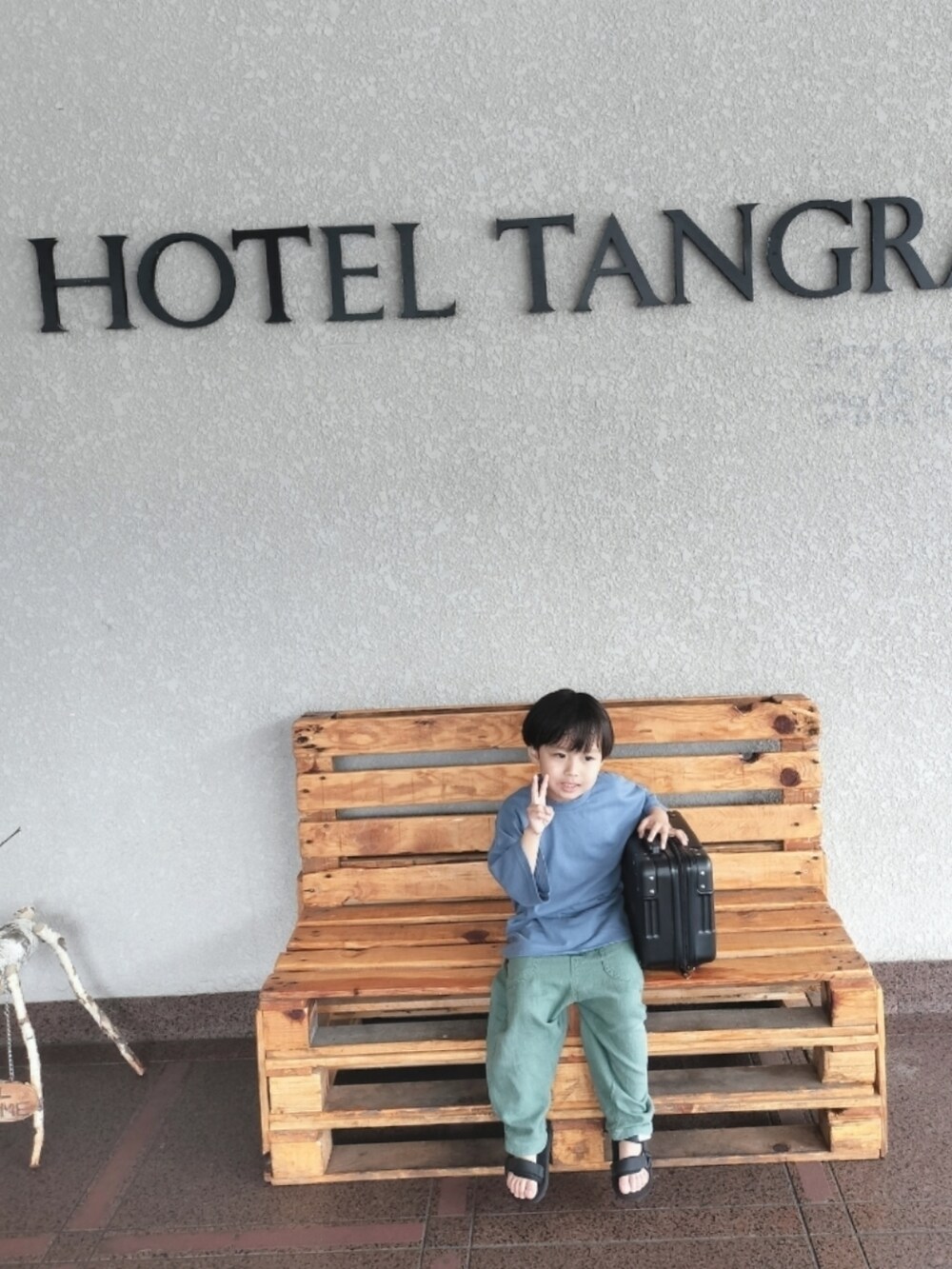 ブルー系のTシャツ/カットソー、グリーン系のその他パンツ、ブラック系のサンダルを着用したキッズの秋コーディネートの2枚目の写真