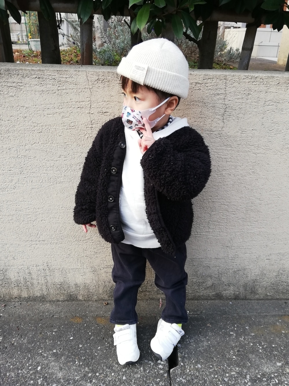 ブラック系のブルゾン、ホワイト系のパーカー、ブラック系のシャツ/ブラウスを着用したキッズの冬コーディネートの2枚目の写真
