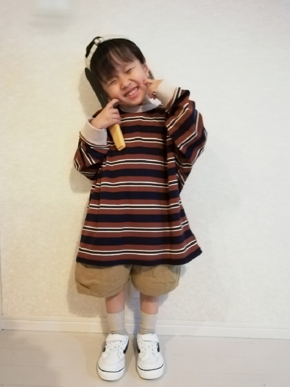 ブルー系のTシャツ/カットソー、ベージュ系のその他パンツ、ホワイト系のスニーカーを着用したキッズの秋コーディネートの2枚目の写真