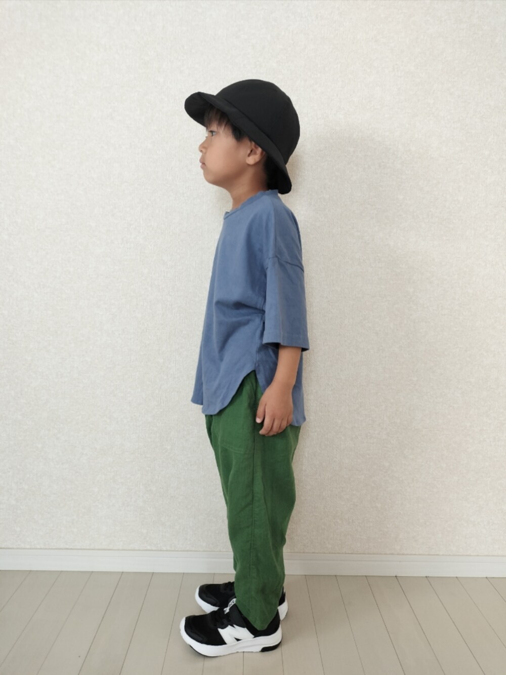 ブルー系のTシャツ/カットソー、グリーン系のその他パンツ、ブラック系のスニーカーを着用したキッズの夏コーディネートの3枚目の写真