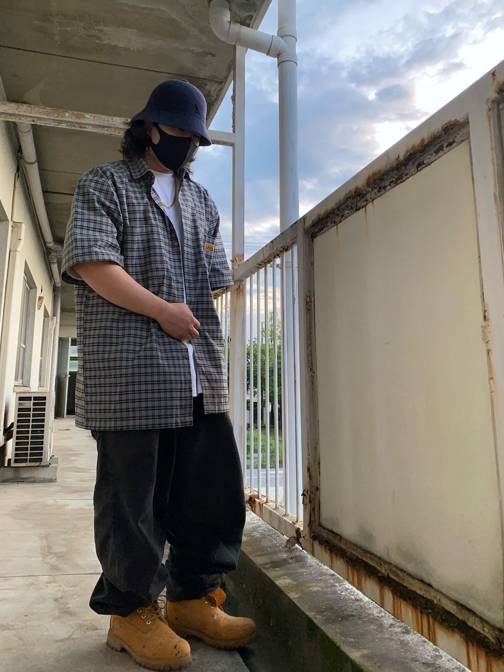 「Bboy、HIPHOP、スケータースタイル、カンゴール、リーバイス、Levi's、LEVI’S560、PROCLUB、西海岸、ブラックコーデ、ティンバーランド、Timberland、ネルシャツ、古着、ストリート」｜「KANGOLのbeamsコラボのカンゴール。ネイビー（ハット、ブラック系）」を使った、たろーさん（メンズ・169cm）の夏コーディネートの2枚目の写真