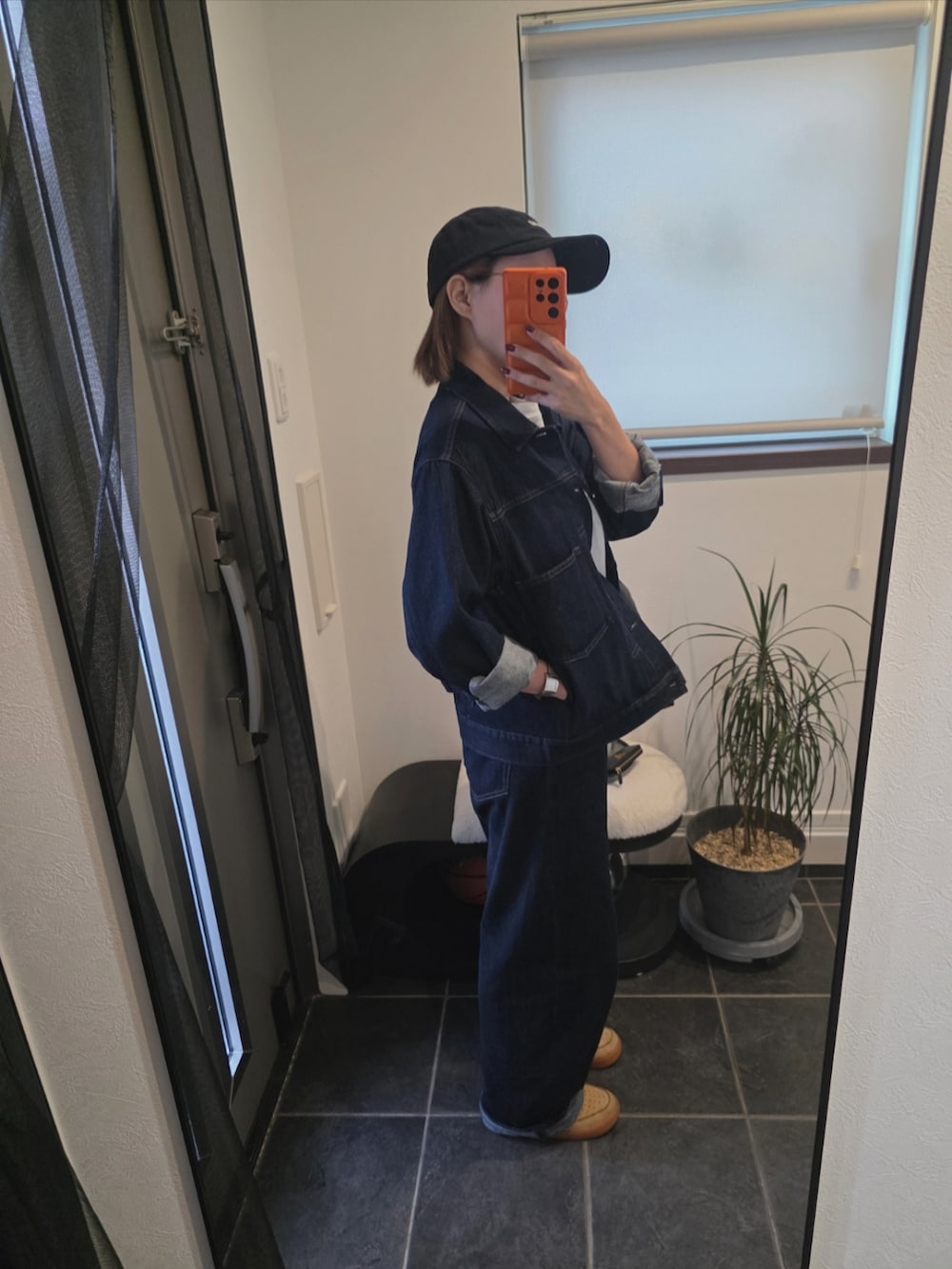 ブルー系のデニムジャケット、ホワイト系のTシャツ/カットソー、ブルー系のデニムパンツを着用したレディースの秋コーディネートの2枚目の写真