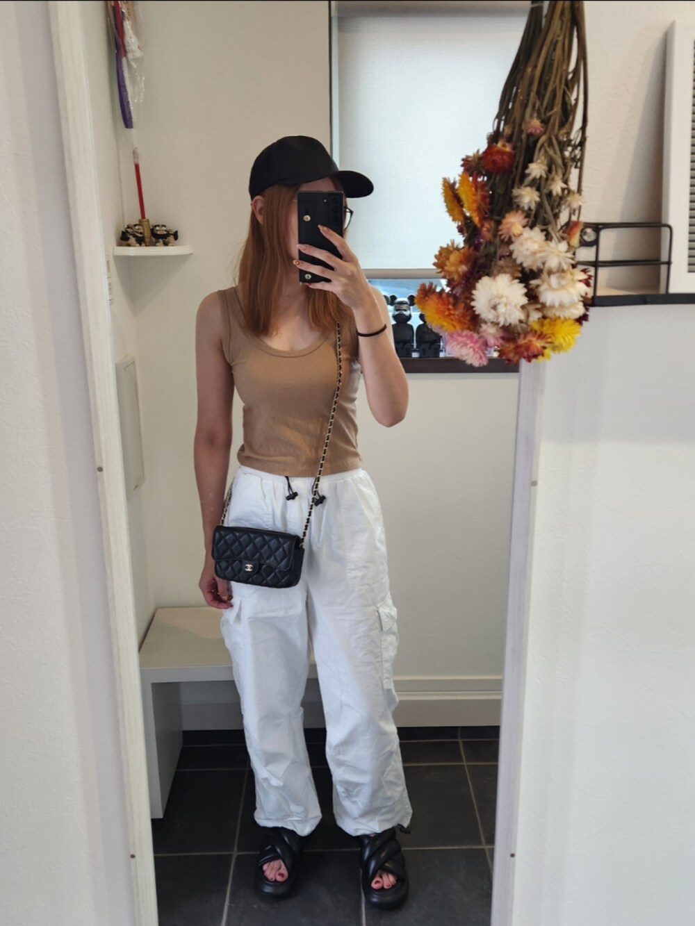 「休日コーデ、PRADA、chanel、GU、UNIQLO、サンダル、タンクトップ、キャップ」｜「UNIQLOのアイテム（タンクトップ、ベージュ系）」を使った、sykさん（骨格ナチュラル・レディース・156cm）の夏コーディネートの2枚目の写真