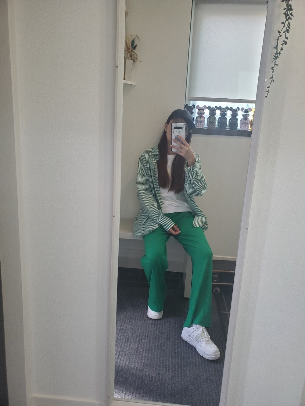 ホワイト系のスニーカー、ホワイト系のTシャツ/カットソー、ブラック系のキャップを着用したレディースの春コーディネートの2枚目の写真