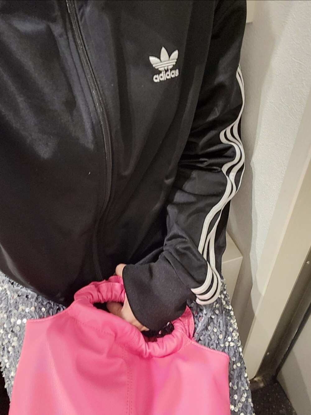 「スパンコールスカート、シルバー、アディダス、adidas、スニーカー、ピンク、RODE SKO、春のNewスタイル」｜「RODE SKOのギャザーハンドルバッグ（ショルダーバッグ、ピンク系）」を使った、sykさん（骨格ナチュラル・レディース・156cm）の春コーディネートの2枚目の写真