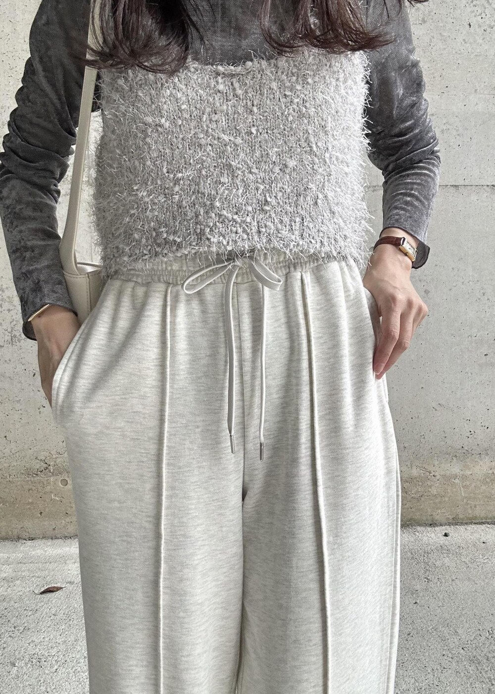 ブラック系のパンプス、グレー系のキャミソール、グレー系のTシャツ/カットソーを着用したレディースの秋コーディネートの6枚目の写真