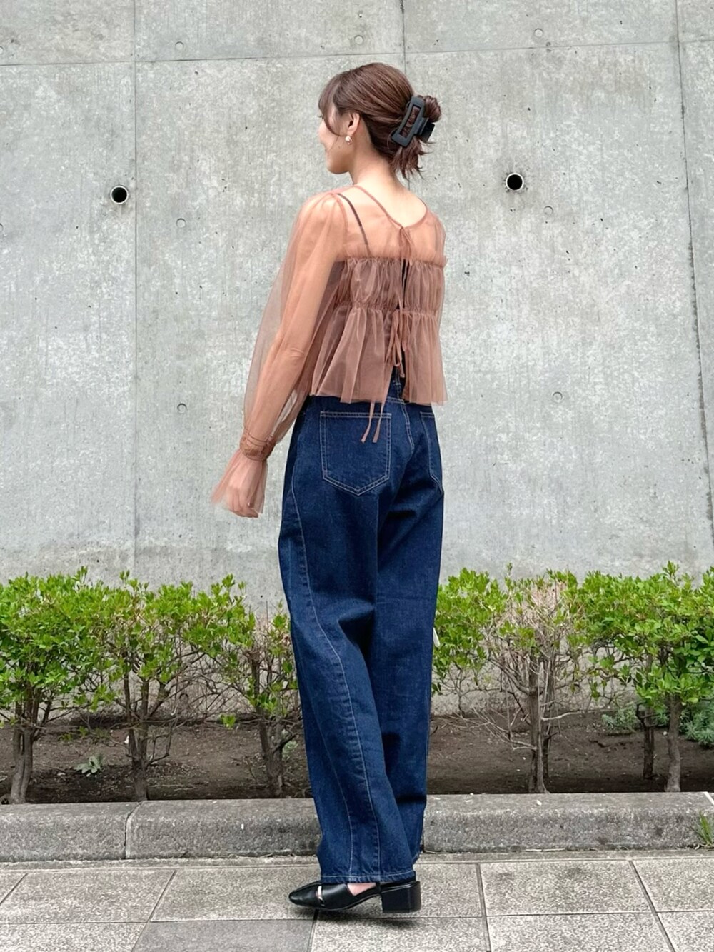 ブラック系のキャミソール、ホワイト系のシャツ/ブラウス、ブラック系のサンダルを着用したレディースの春コーディネートの3枚目の写真