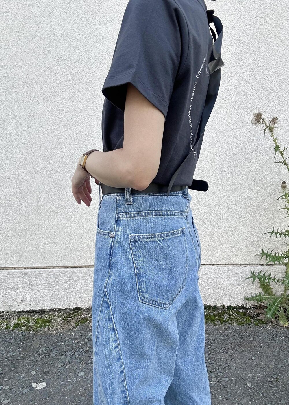 ブラック系のショルダーバッグ、ブルー系のデニムパンツ、ブラック系のTシャツ/カットソーを着用したレディースの夏コーディネートの6枚目の写真