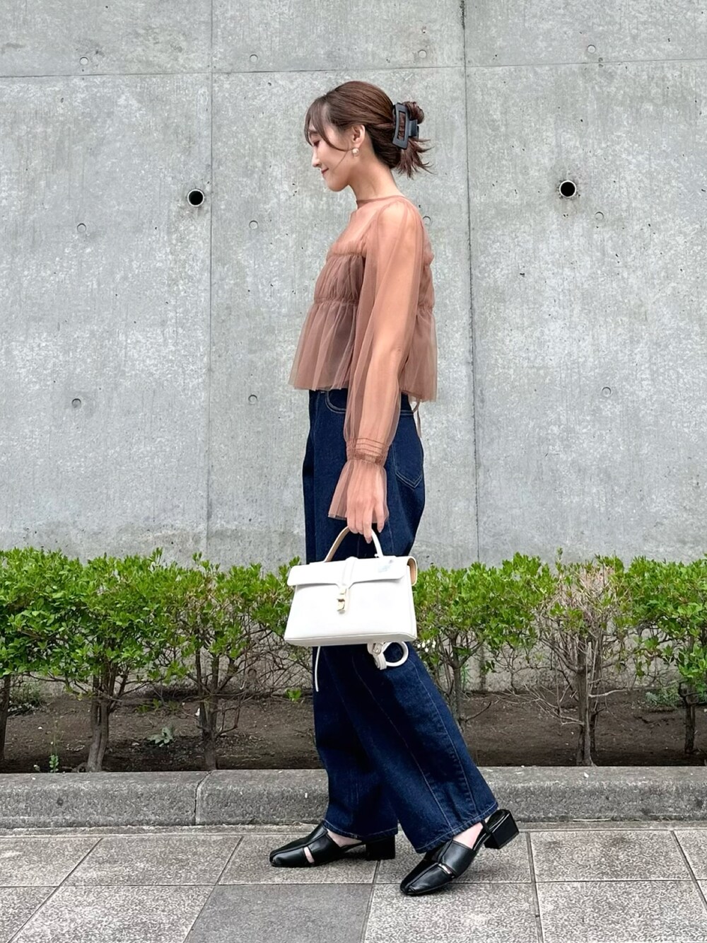 ブラック系のキャミソール、ホワイト系のシャツ/ブラウス、ブラック系のサンダルを着用したレディースの春コーディネートの2枚目の写真