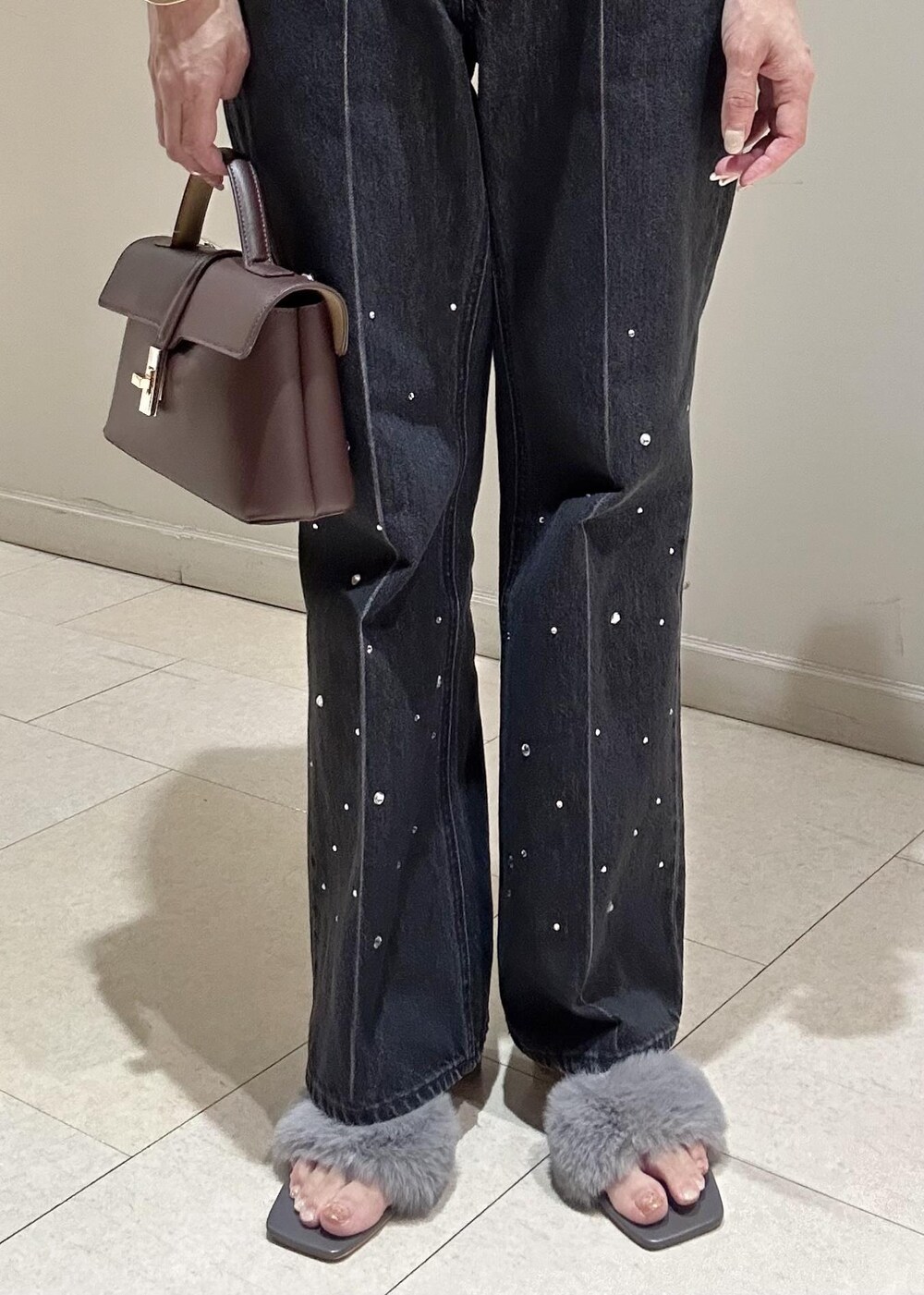 ブラック系のデニムパンツ、ブラック系のTシャツ/カットソー、ブラウン系のショルダーバッグを着用したレディースの夏コーディネートの8枚目の写真