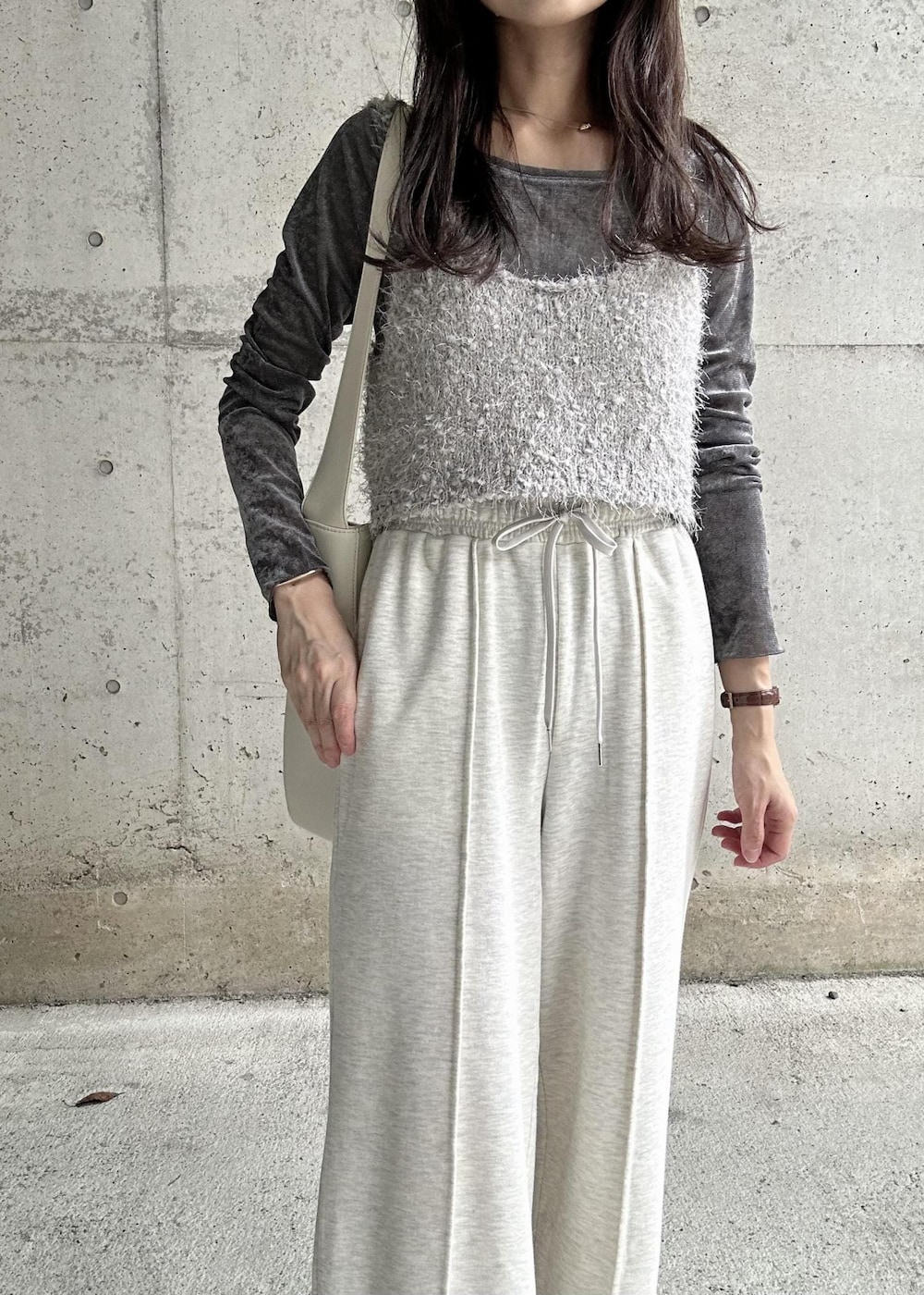 ブラック系のパンプス、グレー系のキャミソール、グレー系のTシャツ/カットソーを着用したレディースの秋コーディネートの5枚目の写真