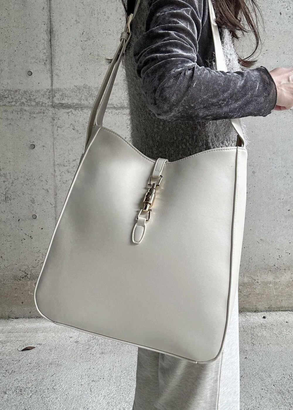 ブラック系のパンプス、グレー系のキャミソール、グレー系のTシャツ/カットソーを着用したレディースの秋コーディネートの9枚目の写真