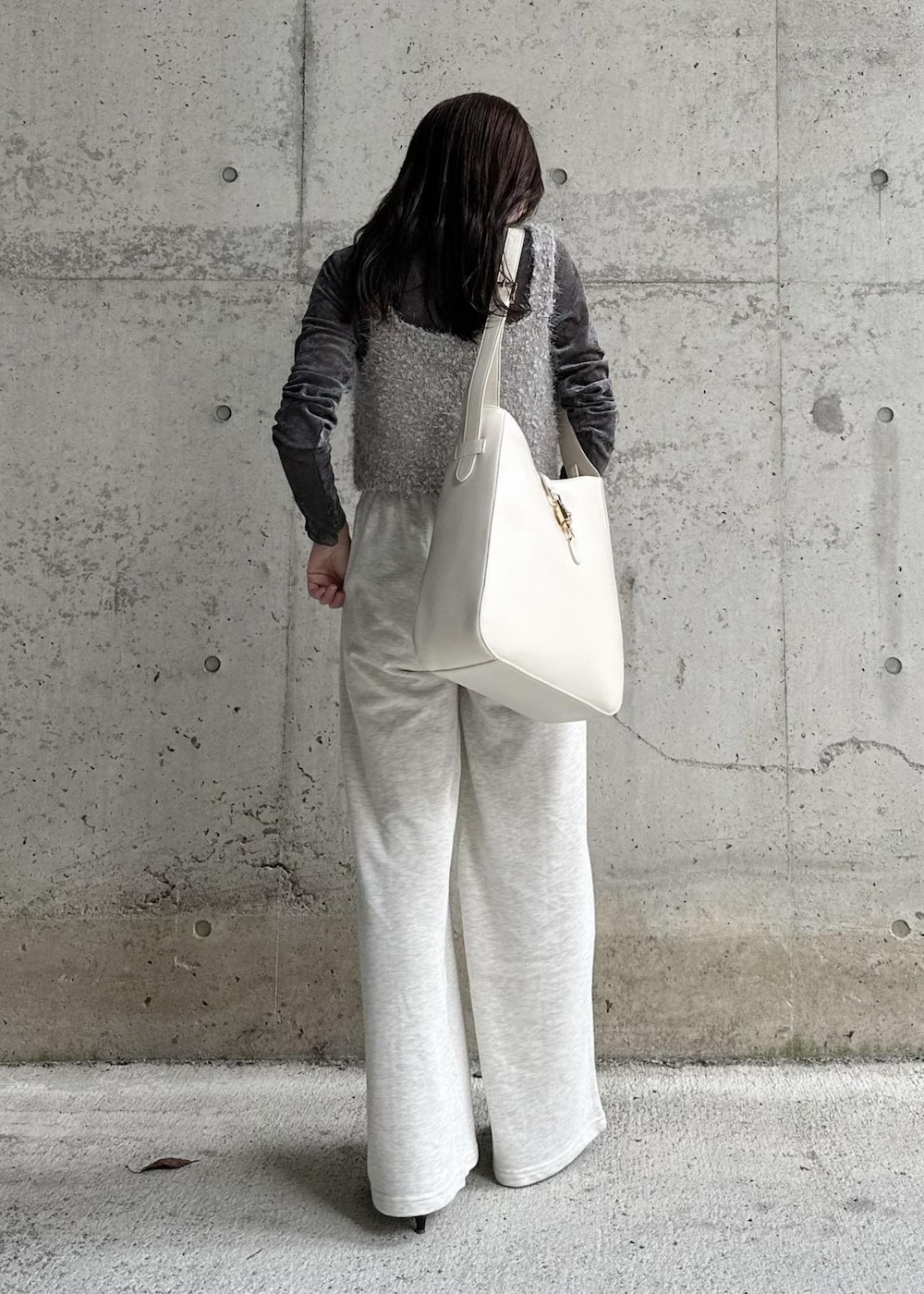 ブラック系のパンプス、グレー系のキャミソール、グレー系のTシャツ/カットソーを着用したレディースの秋コーディネートの4枚目の写真