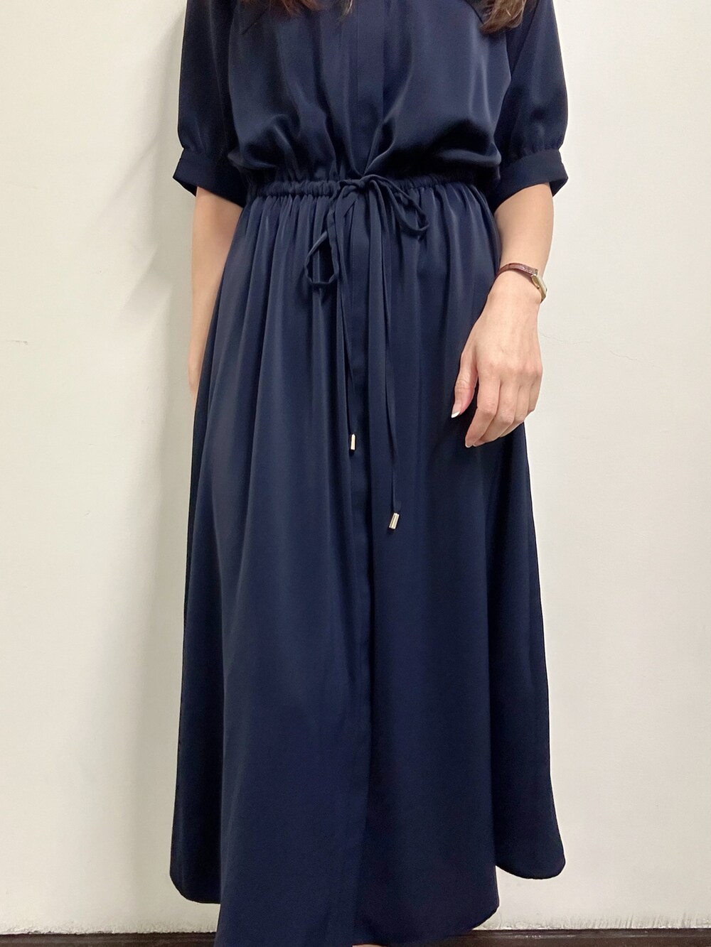 「春夏コーデ、きれいめカジュアル、休日スタイル、お出かけコーデ、オフィスカジュアル、ラクチンコーデ、レイヤードスタイル、ワントーンコーデ、ワンピース、ミュール、ショルダーバッグ、低身長、イエベ、ネイビー、大人カジュアル」｜「VISの【WEB限定】【洗える】ウエストギャザー半袖ワンピース（ワンピース、ブルー系）」を使った、makiさん（骨格ウェーブ・レディース・155cm）の春コーディネートの4枚目の写真