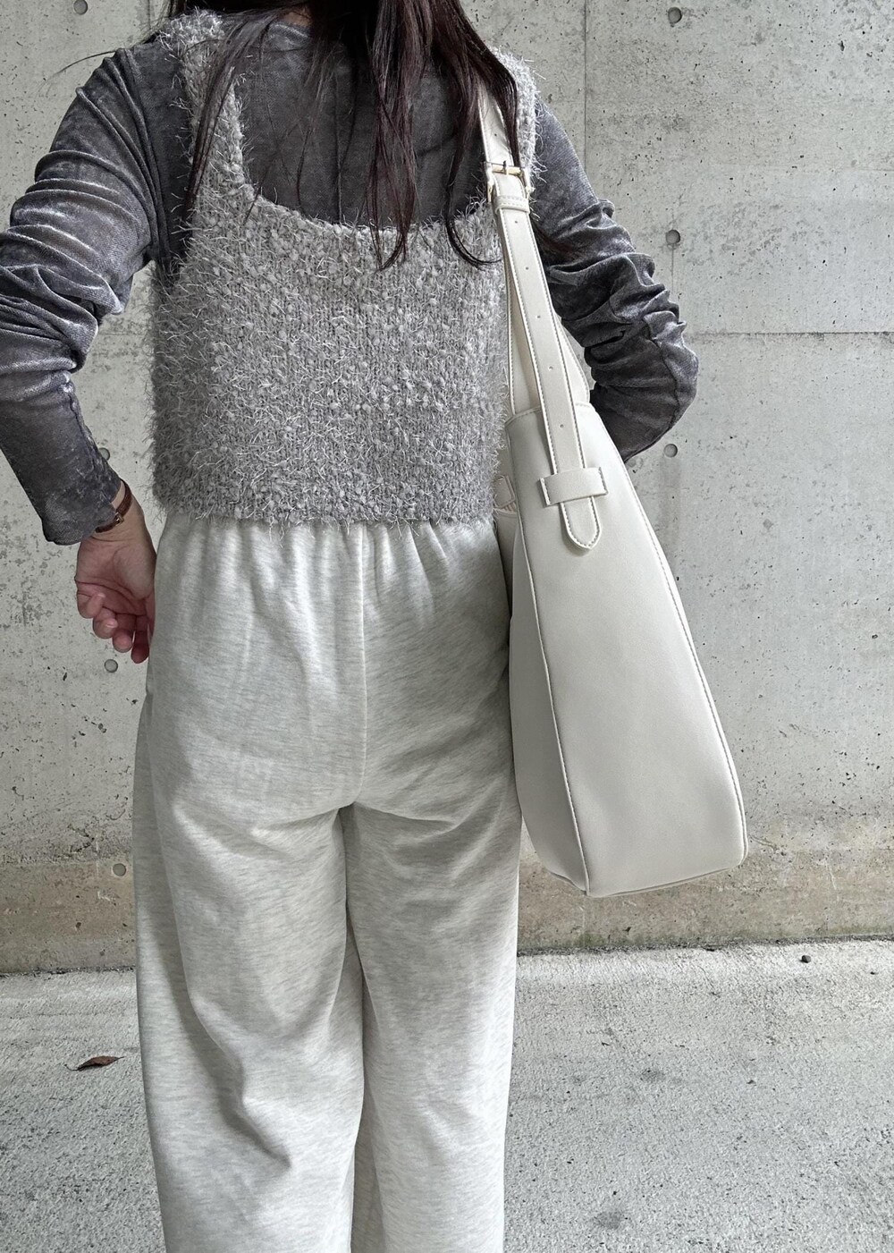 ブラック系のパンプス、グレー系のキャミソール、グレー系のTシャツ/カットソーを着用したレディースの秋コーディネートの7枚目の写真