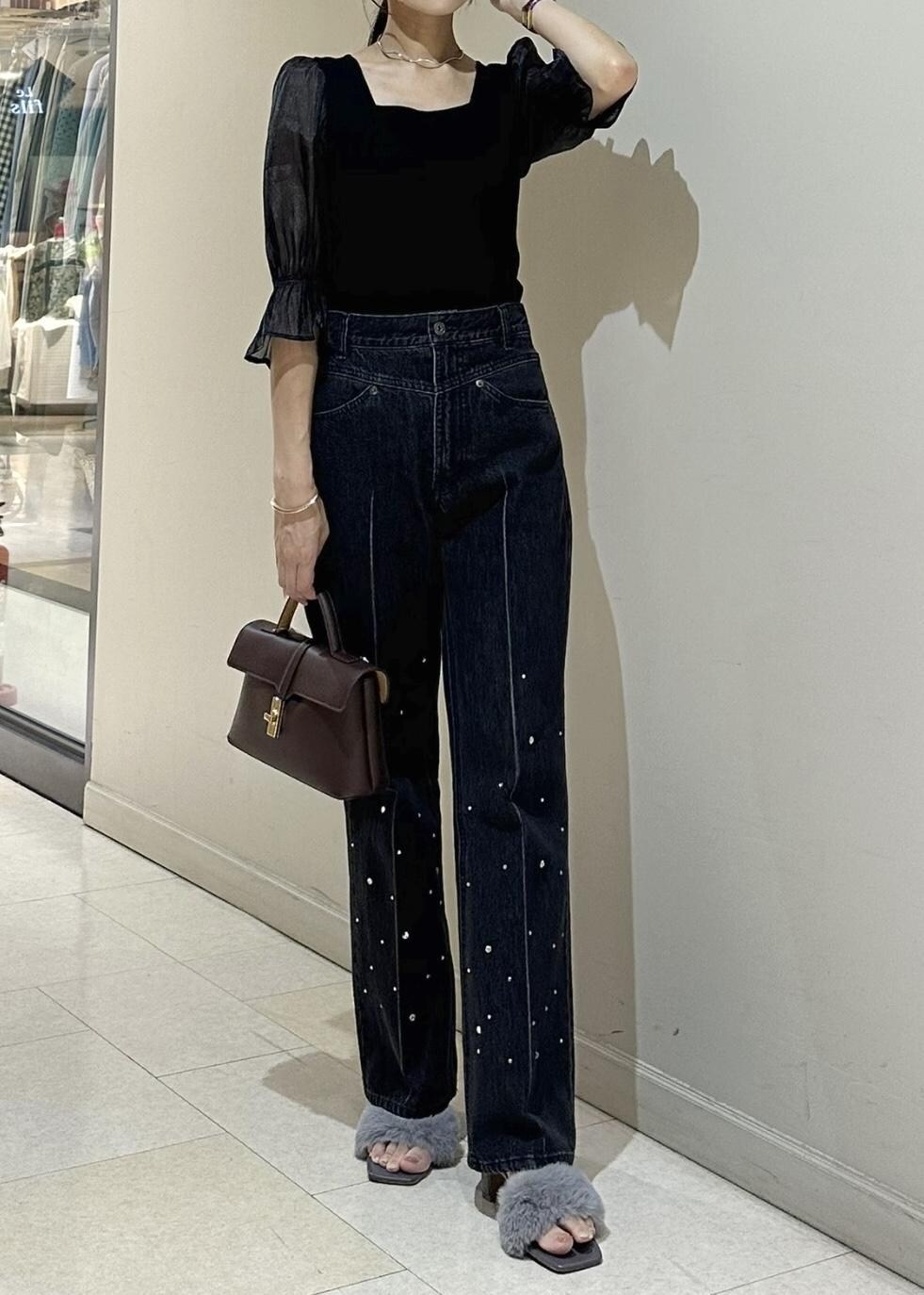 ブラック系のデニムパンツ、ブラック系のTシャツ/カットソー、ブラウン系のショルダーバッグを着用したレディースの夏コーディネートの4枚目の写真