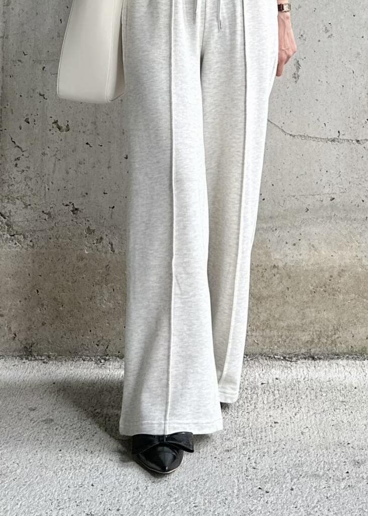 ブラック系のパンプス、グレー系のキャミソール、グレー系のTシャツ/カットソーを着用したレディースの秋コーディネートの8枚目の写真