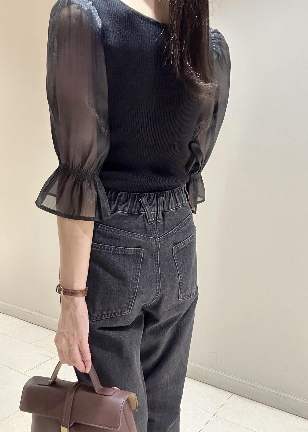 ブラック系のデニムパンツ、ブラック系のTシャツ/カットソー、ブラウン系のショルダーバッグを着用したレディースの夏コーディネートの7枚目の写真