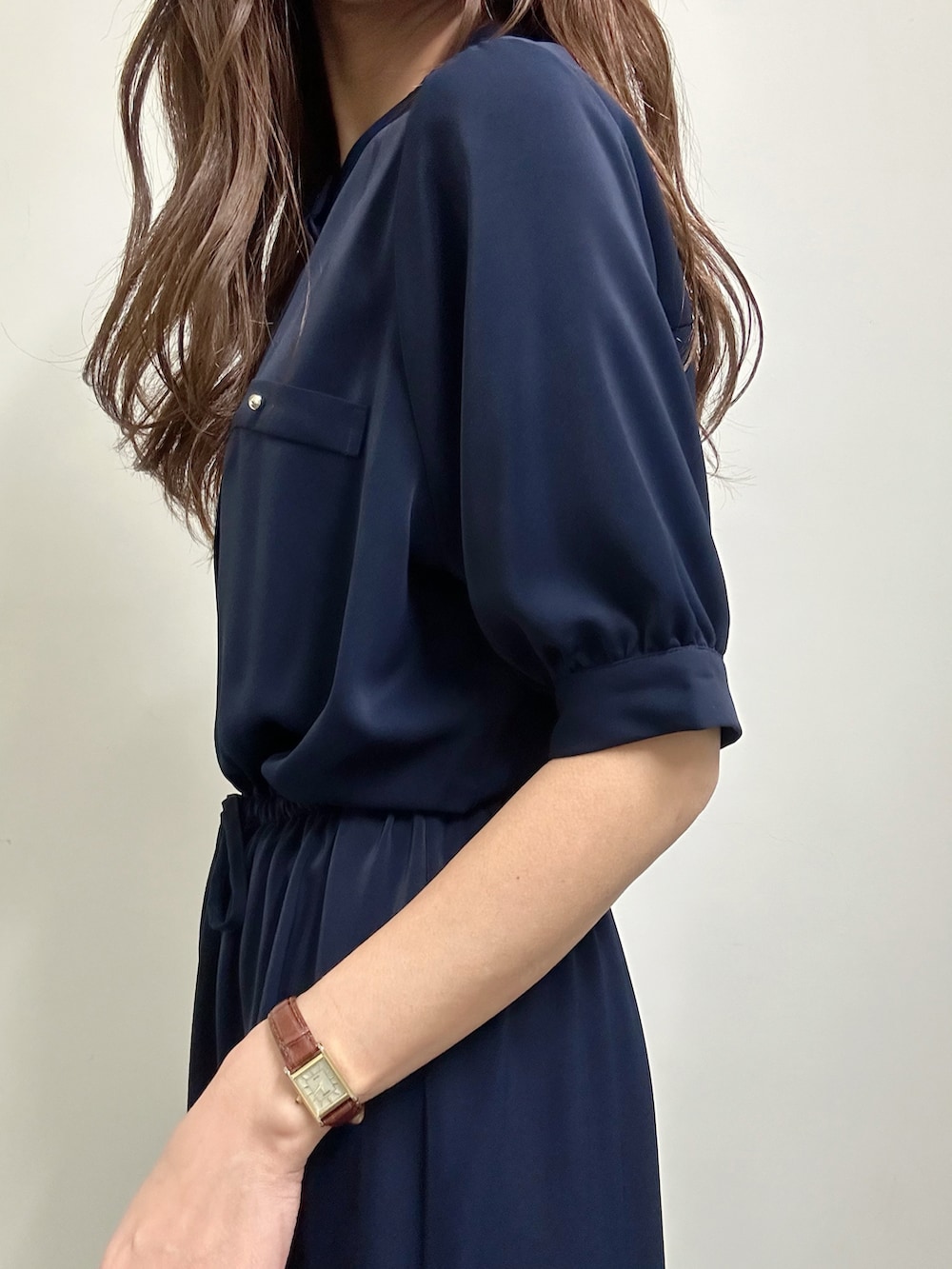 「春夏コーデ、きれいめカジュアル、休日スタイル、お出かけコーデ、オフィスカジュアル、ラクチンコーデ、レイヤードスタイル、ワントーンコーデ、ワンピース、ミュール、ショルダーバッグ、低身長、イエベ、ネイビー、大人カジュアル」｜「VISの【WEB限定】【洗える】ウエストギャザー半袖ワンピース（ワンピース、ブルー系）」を使った、makiさん（骨格ウェーブ・レディース・155cm）の春コーディネートの3枚目の写真