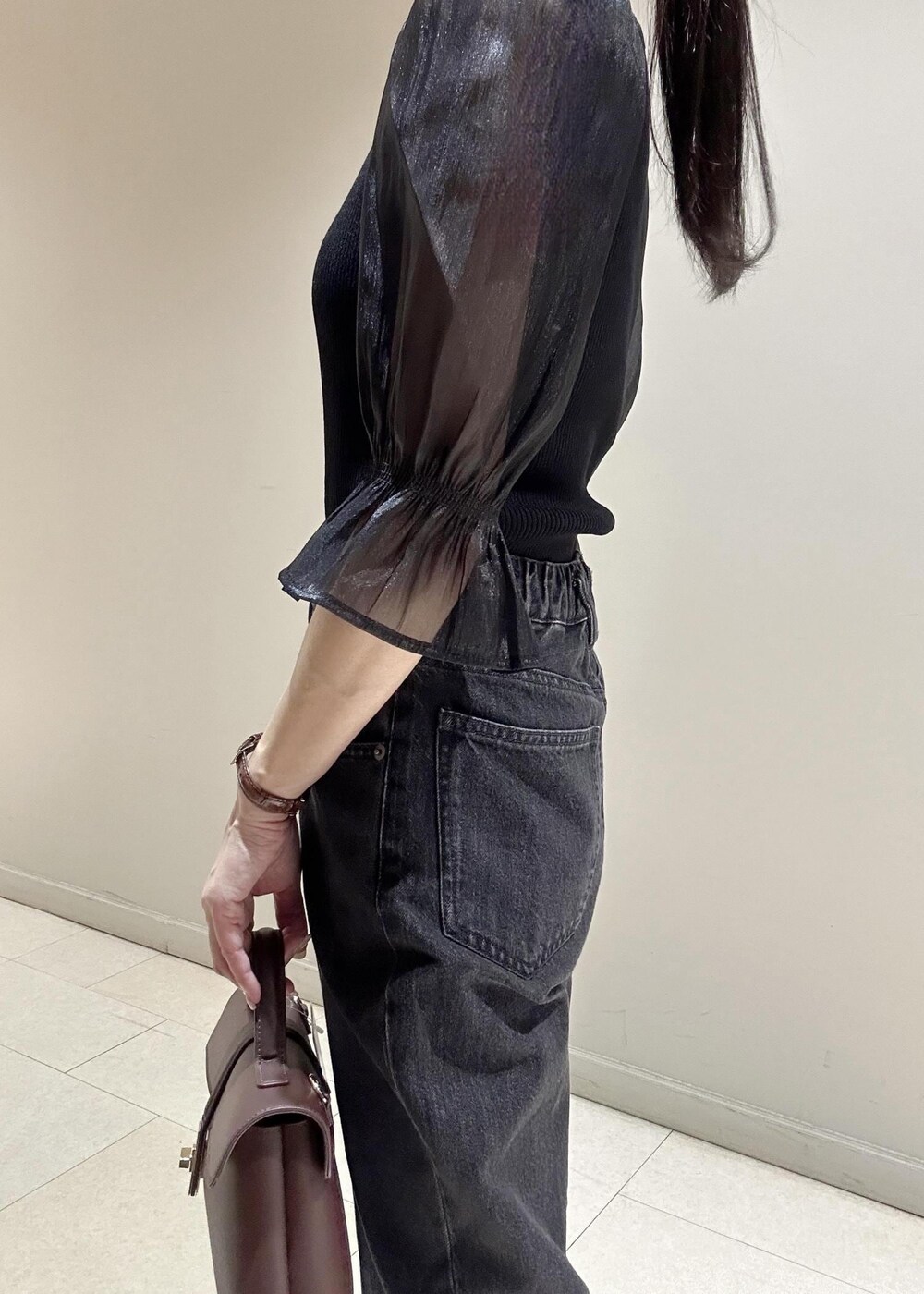 ブラック系のデニムパンツ、ブラック系のTシャツ/カットソー、ブラウン系のショルダーバッグを着用したレディースの夏コーディネートの6枚目の写真