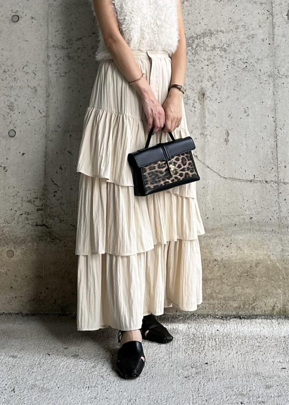 ブラック系のサンダル、ホワイト系のベスト、その他のショルダーバッグを着用したレディースの秋コーディネートの7枚目の写真