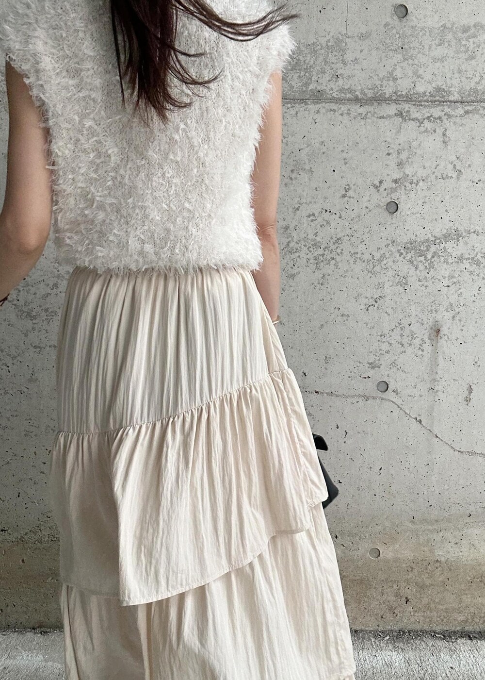 ブラック系のサンダル、ホワイト系のベスト、その他のショルダーバッグを着用したレディースの秋コーディネートの6枚目の写真