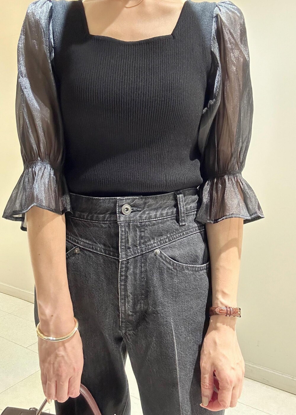 ブラック系のデニムパンツ、ブラック系のTシャツ/カットソー、ブラウン系のショルダーバッグを着用したレディースの夏コーディネートの5枚目の写真