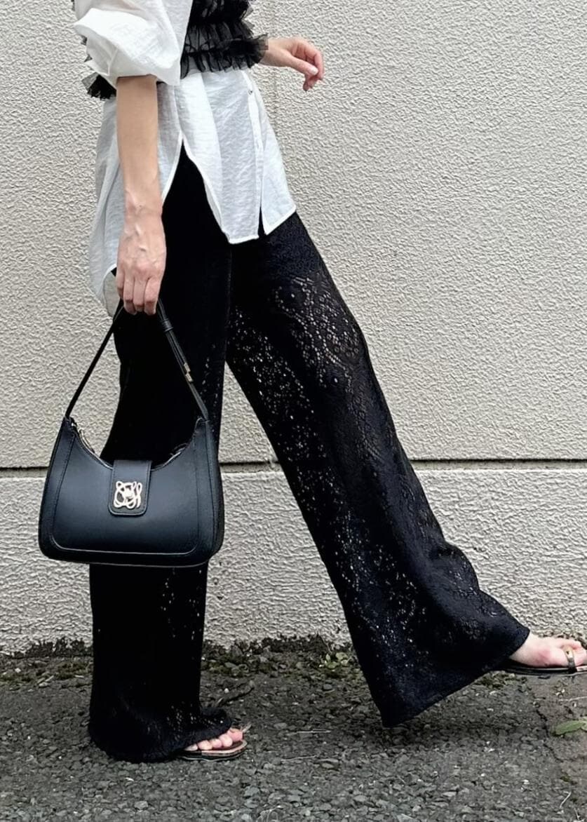 ブラック系のハンドバッグ、ブラック系のサンダル、ブラック系のその他パンツを着用したレディースの夏コーディネートの5枚目の写真
