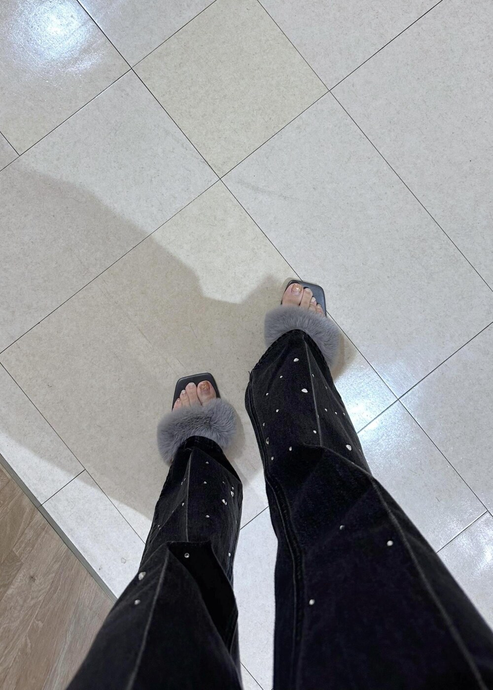 ブラック系のデニムパンツ、ブラック系のTシャツ/カットソー、ブラウン系のショルダーバッグを着用したレディースの夏コーディネートの10枚目の写真