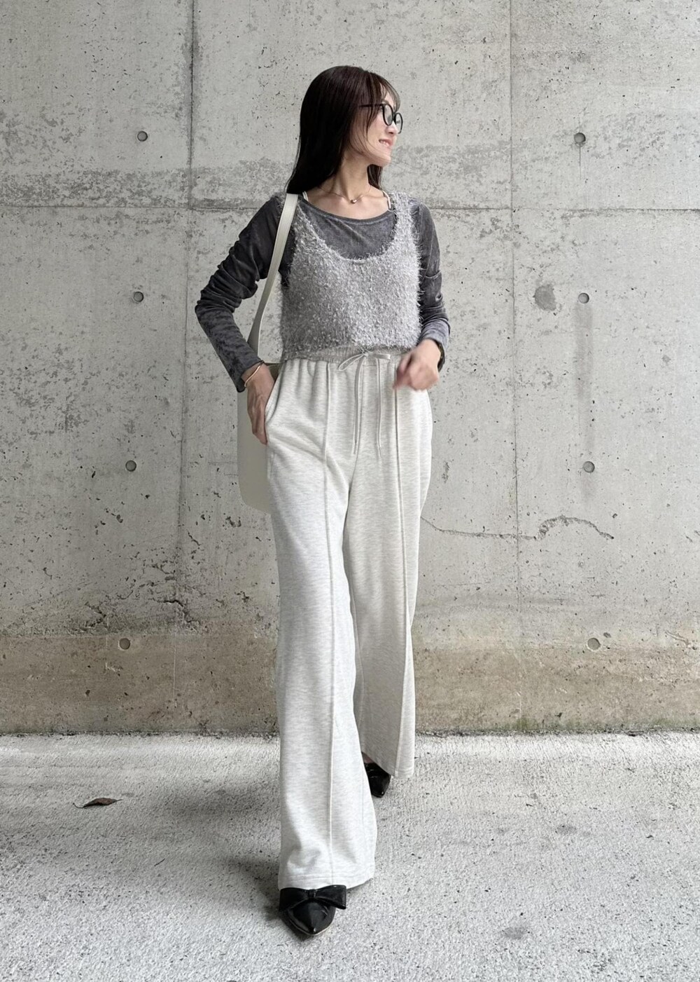 ブラック系のパンプス、グレー系のキャミソール、グレー系のTシャツ/カットソーを着用したレディースの秋コーディネートの2枚目の写真