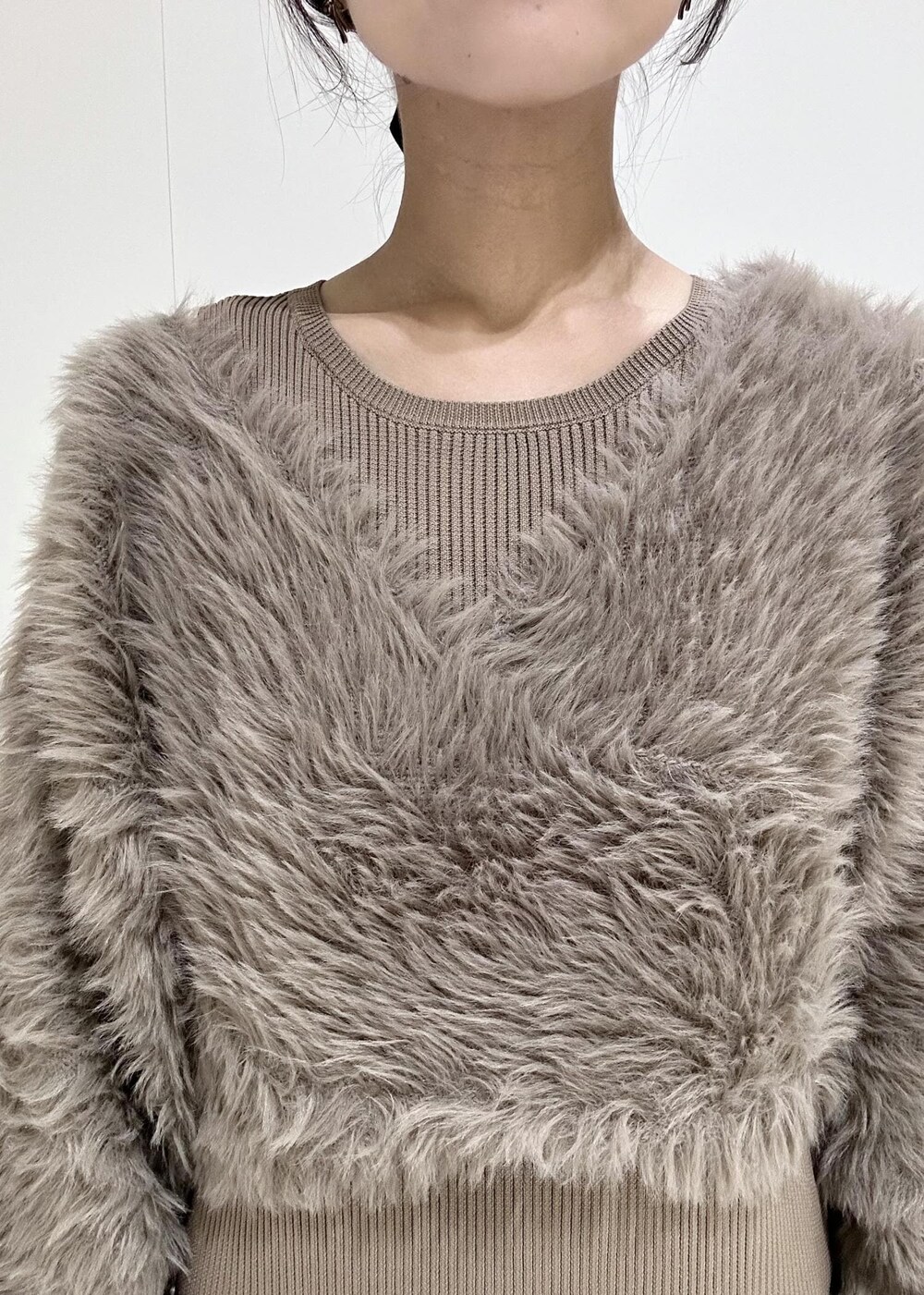 ブラック系のブーツ、ブラウン系のワンピース、ブラック系のハンドバッグを着用したレディースの秋コーディネートの10枚目の写真