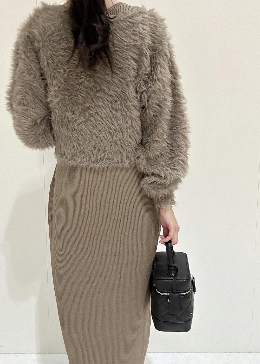 ブラック系のブーツ、ブラウン系のワンピース、ブラック系のハンドバッグを着用したレディースの秋コーディネートの7枚目の写真